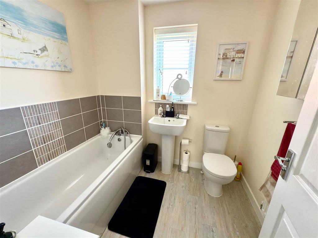 MAIN BATHROOM.jpg