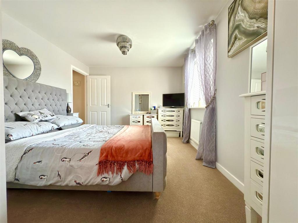 MASTER BEDROOM.jpg