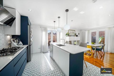 10 Coventry Close, London, E6 5QT