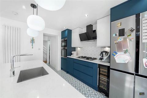 10 Coventry Close, London, E6 5QT