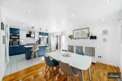 10 Coventry Close, London, E6 5QT