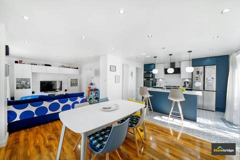 10 Coventry Close, London, E6 5QT