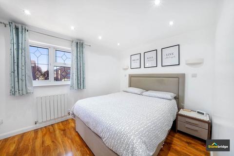 10 Coventry Close, London, E6 5QT