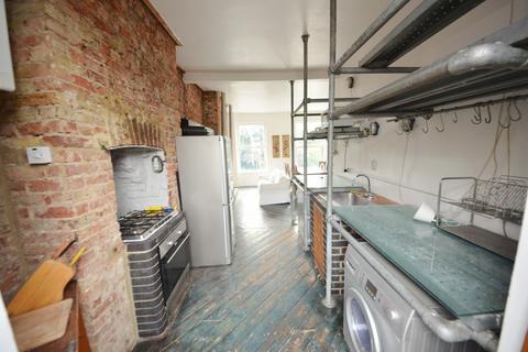 3 bedroom maisonette to rent, Dulwich Road, London SE24