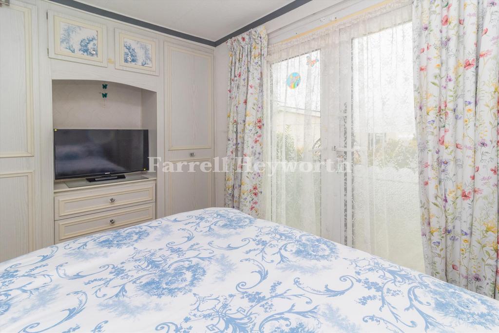 Bedroom 1 image 2