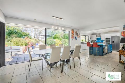 5 Barricane, Woking, GU21 7RB