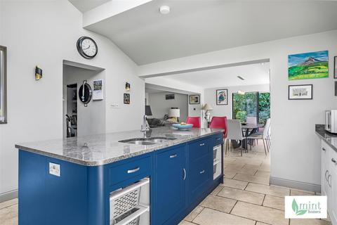 5 Barricane, Woking, GU21 7RB
