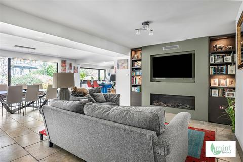 5 Barricane, Woking, GU21 7RB