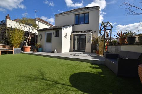 3 bedroom detached house for sale, Southcoates Lane, Hull