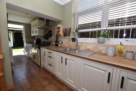3 bedroom detached house for sale, Southcoates Lane, Hull