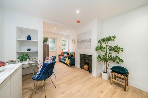 2 bedroom maisonette to rent, Midmoor Road, London SW12