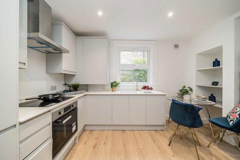 2 bedroom maisonette to rent, Midmoor Road, London SW12