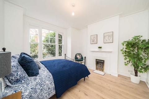 2 bedroom maisonette to rent, Midmoor Road, London SW12