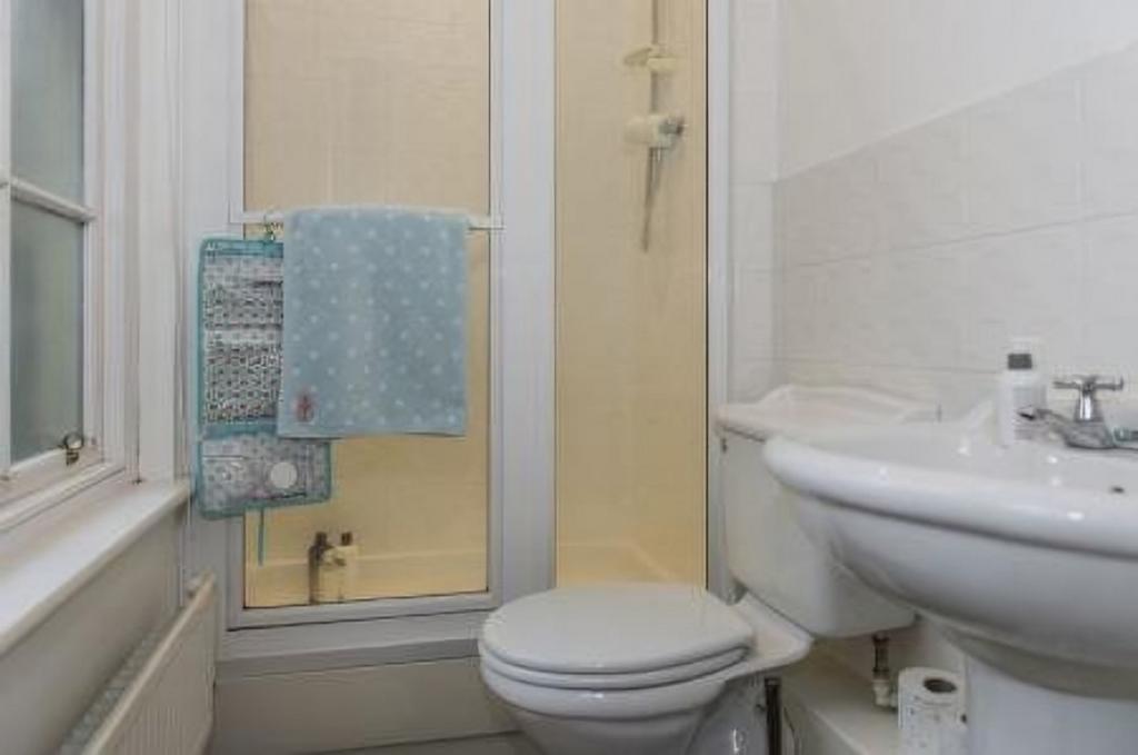 A clean and tidy bathroom featuring a modern sh...