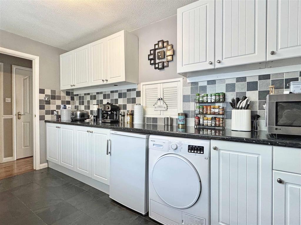 Kitchen b.jpg