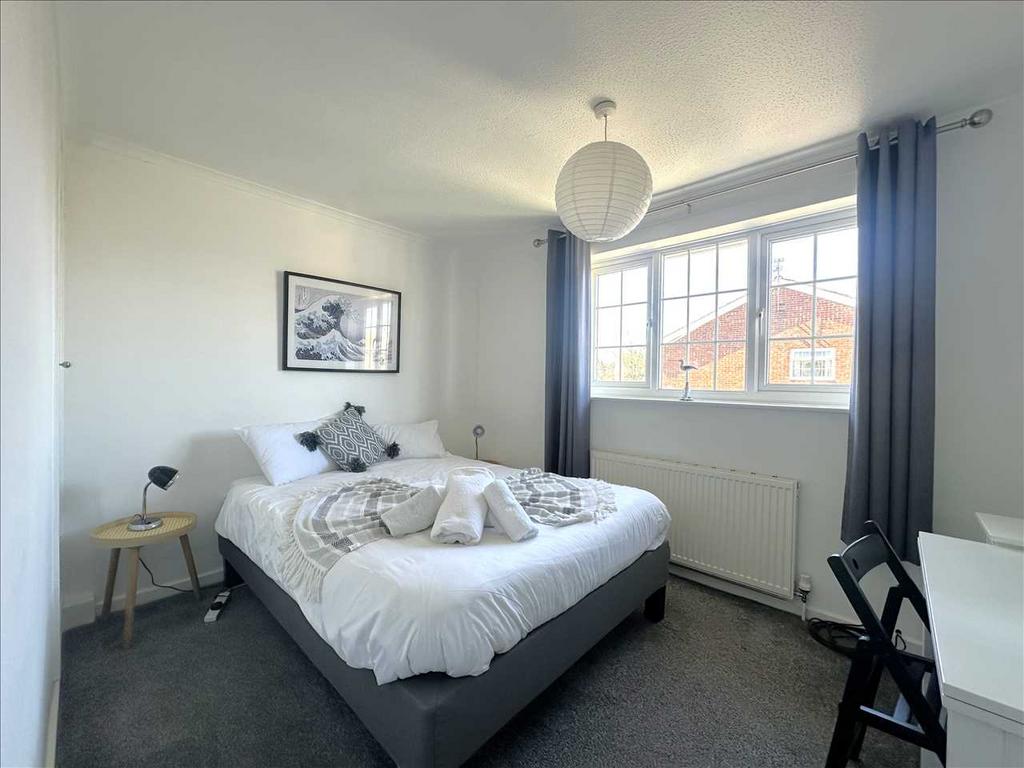 Bedroom (rear)