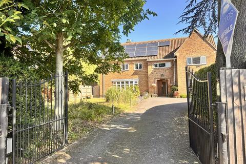 5 bedroom detached house for sale, Hamilton Drive, Melton Mowbray