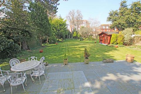 4 bedroom flat for sale, Grassington Road, Eastbourne, BN20 7BJ