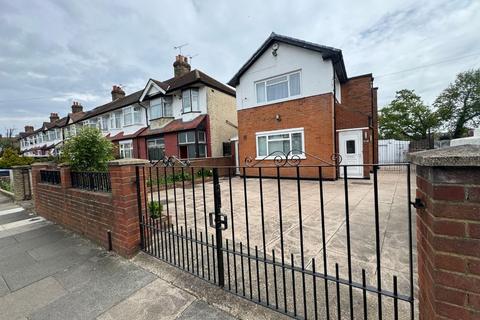 3 bedroom detached house to rent, Melville Gardens, London