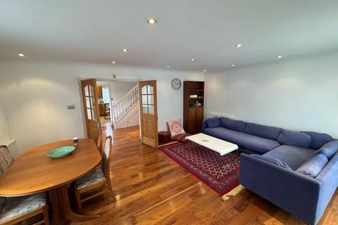 3 bedroom detached house to rent, Melville Gardens, London