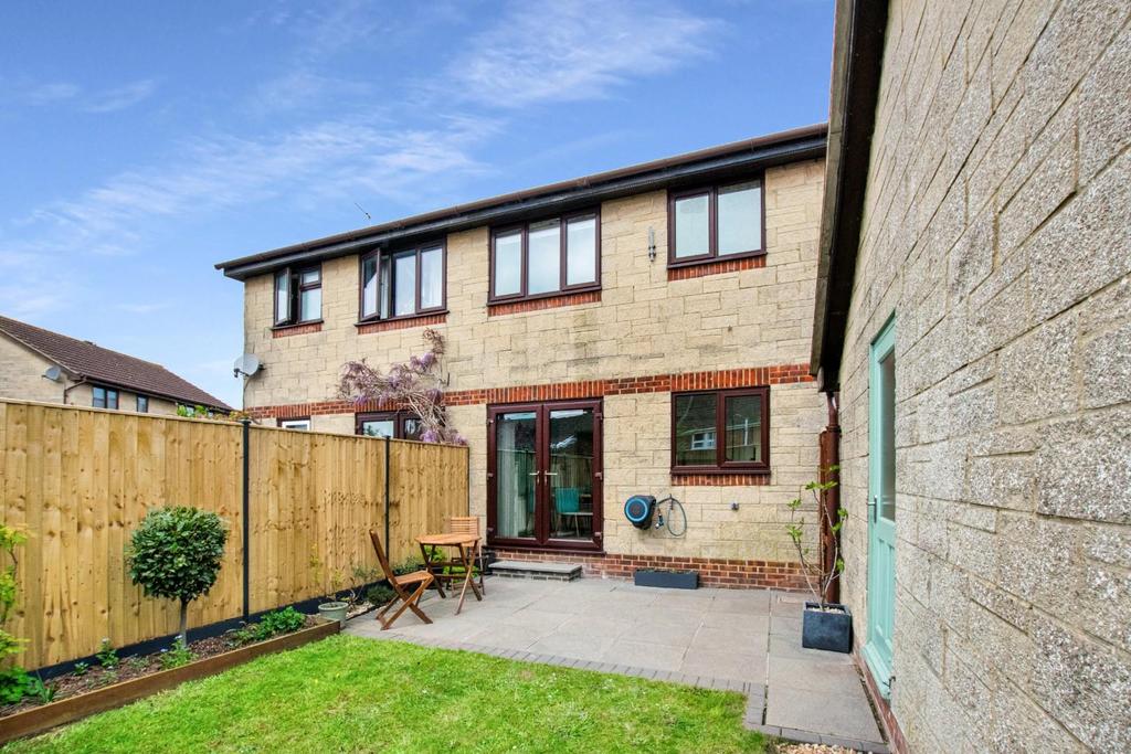 1.11 - rear garden.jpg