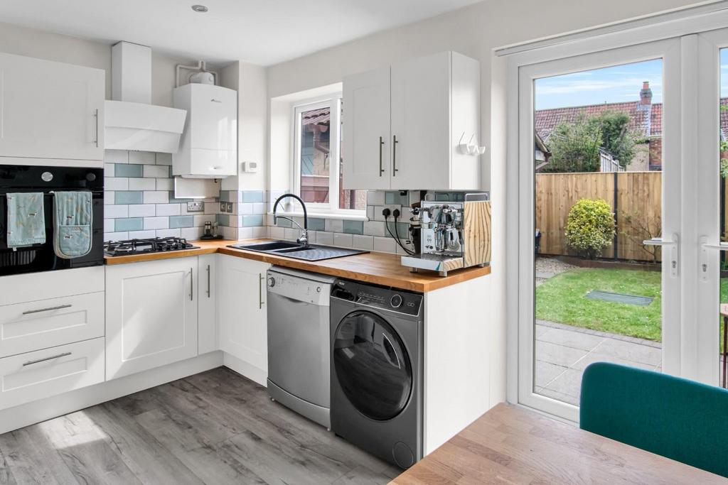9 Avalon Close BS49 4 AQ 16.jpg