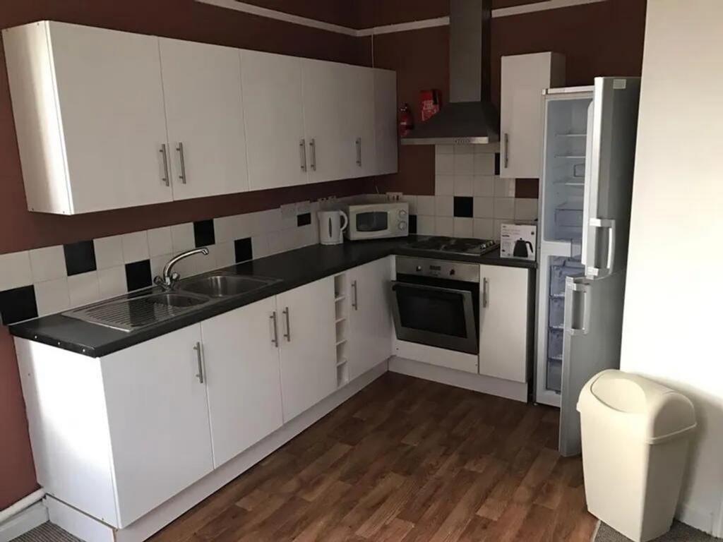 This well-equipped kitchen features modern appl...