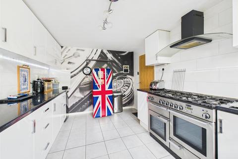 11b Linden Avenue, Coulsdon, CR5 3BT