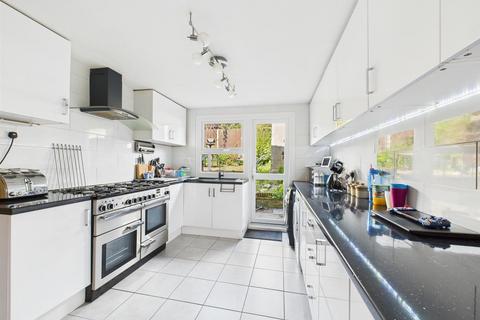 11b Linden Avenue, Coulsdon, CR5 3BT