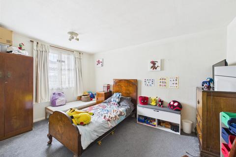 11b Linden Avenue, Coulsdon, CR5 3BT