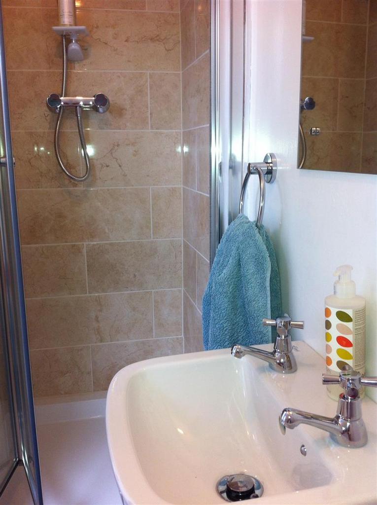 Flat4 Bathroom.JPG