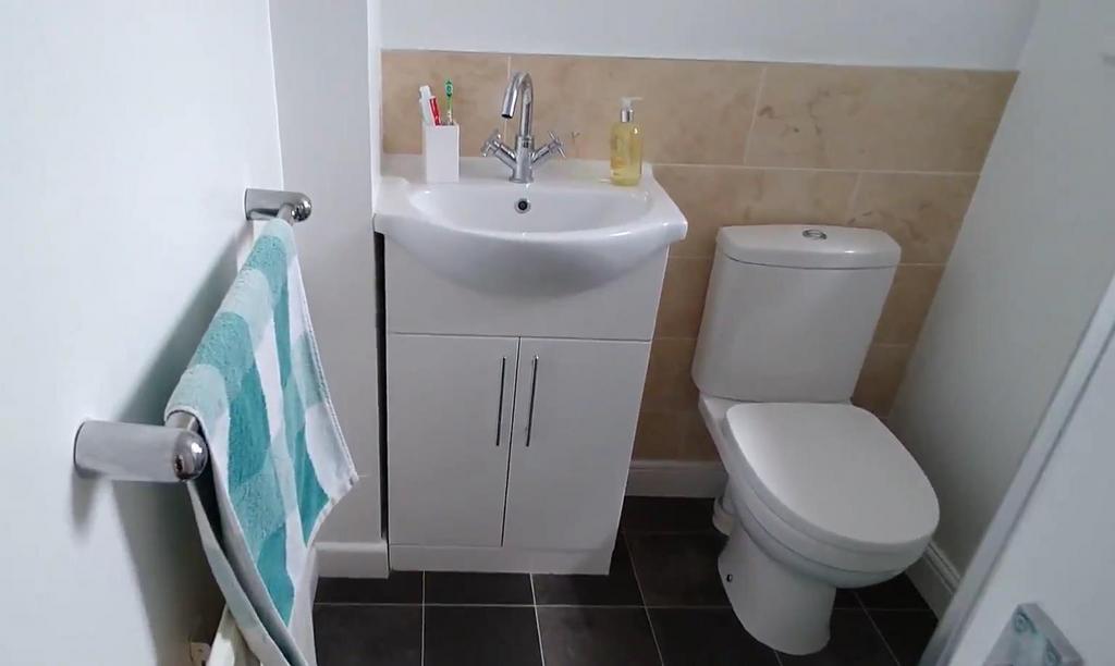 Flat2 Bathroom.jpg