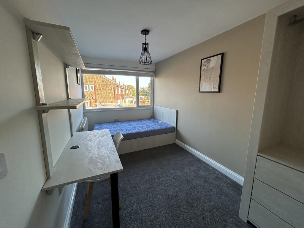 A bright and well-organized double bedroom feat...