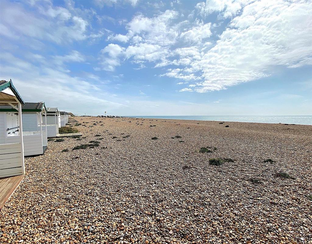 Beach Hut 32 Glyne g Ap - View2.jpg