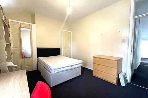 4 bedroom house to rent, Neville Terrace, Durham DH1