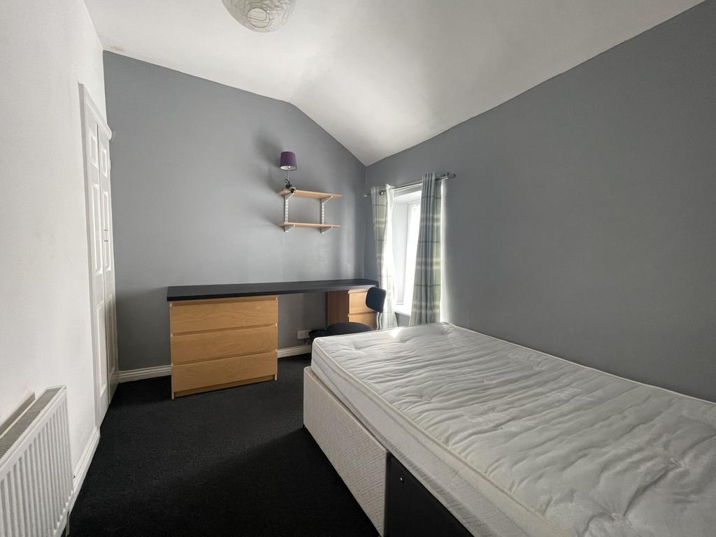 A spacious and tidy double bedroom with good na...