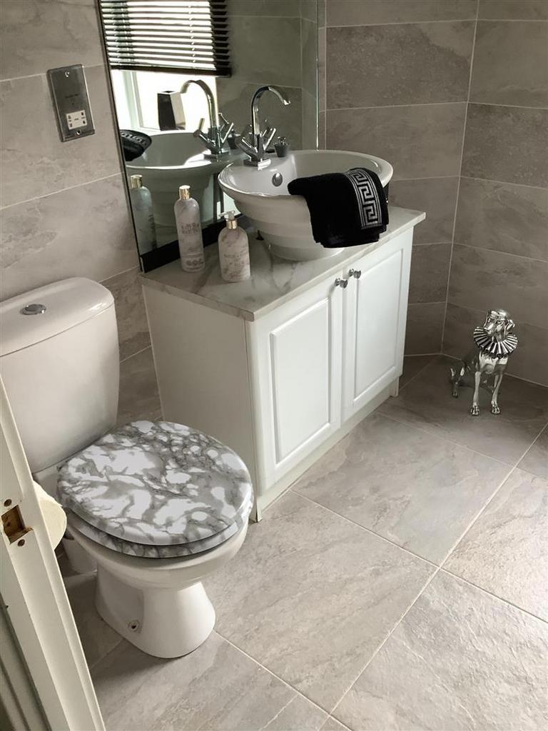 Bathroom 13.jpg