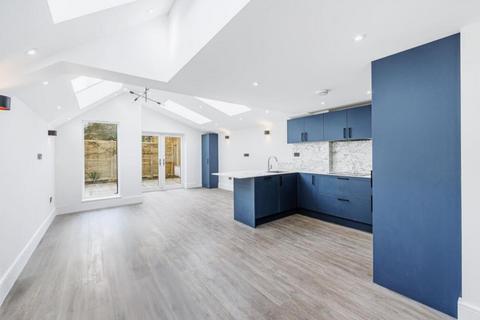 2 bedroom flat to rent, Winchester Street, London