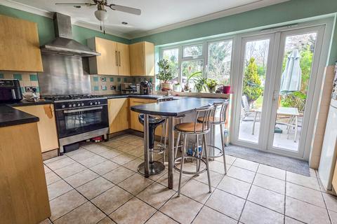 3 bedroom terraced house for sale, Bridport Avenue, Romford, RM7