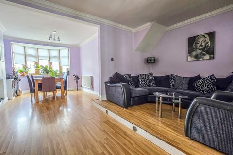3 bedroom terraced house for sale, Bridport Avenue, Romford, RM7