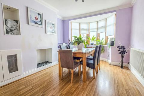 3 bedroom terraced house for sale, Bridport Avenue, Romford, RM7
