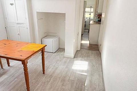 4 bedroom house to rent, Gibbons Road, Bedford