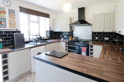 3 bedroom terraced house to rent, Wray Avenue, Ilford IG5