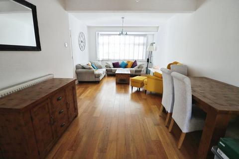 3 bedroom terraced house to rent, Wray Avenue, Ilford IG5