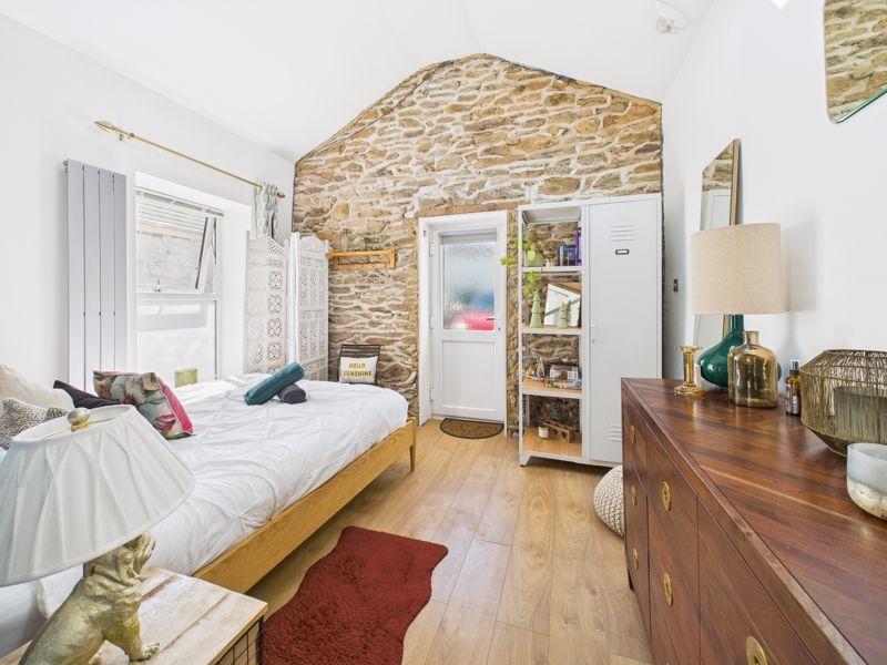 Studio flat bedroom