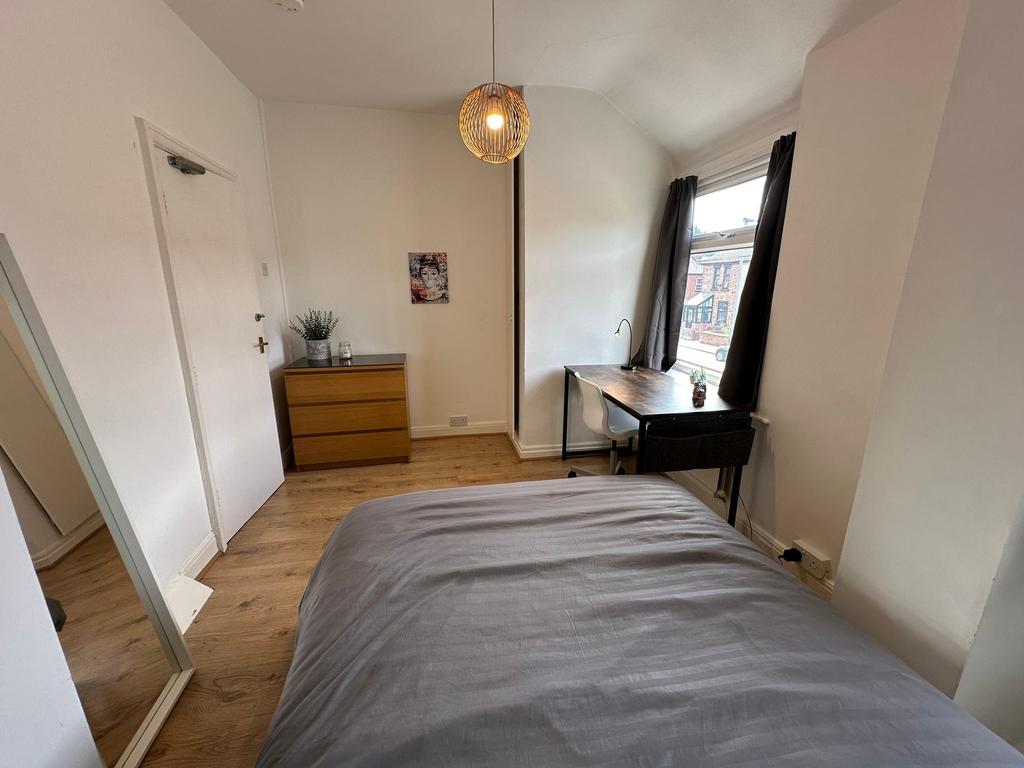 This inviting double bedroom features a spaciou...