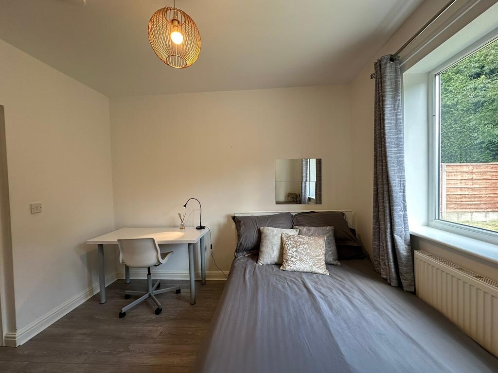 This inviting double bedroom features a spaciou...
