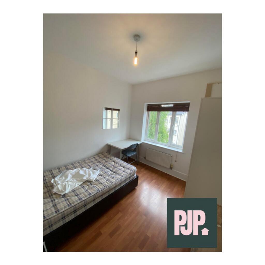 A cozy double bedroom featuring a comfortable b...