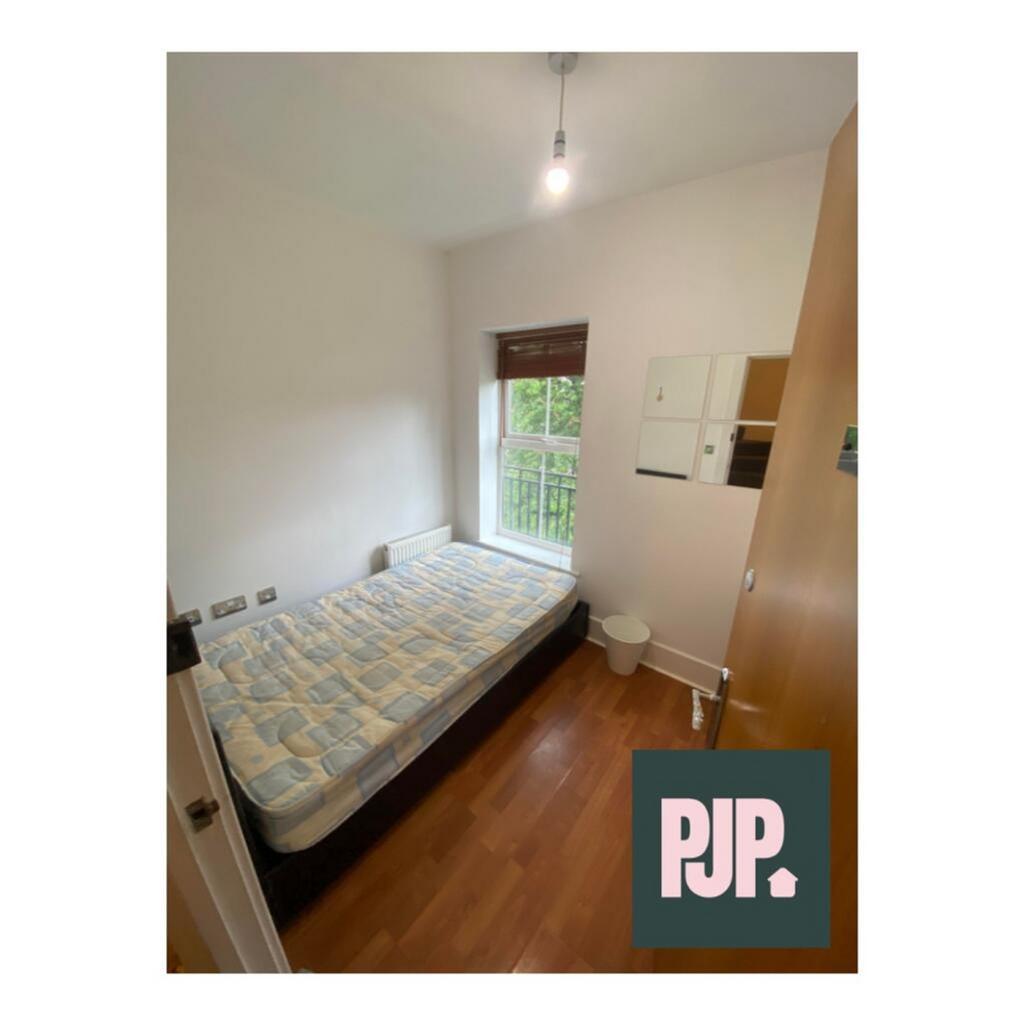 This cozy double bedroom features a large windo...