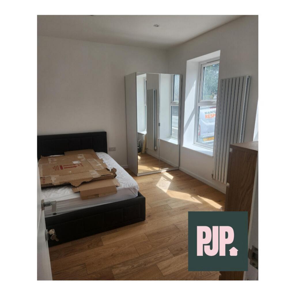 This inviting double bedroom features ample nat...